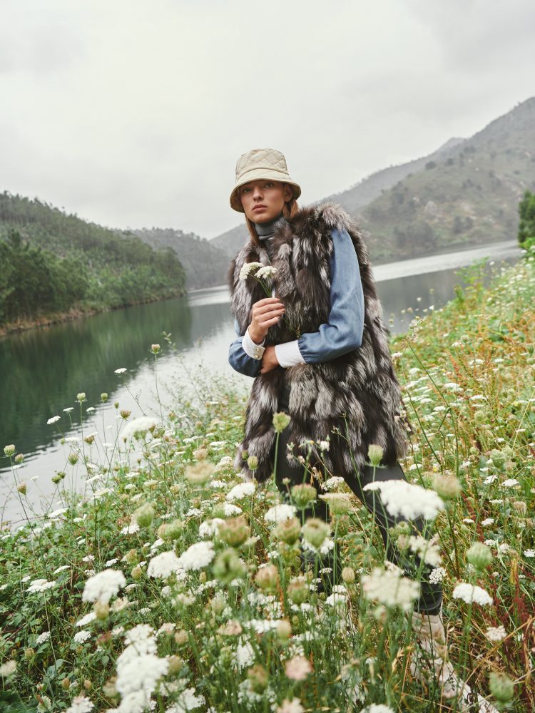 Asociación Española de Peletería SFA - imagen mujer con una abrigo de piel en un campo de flores
